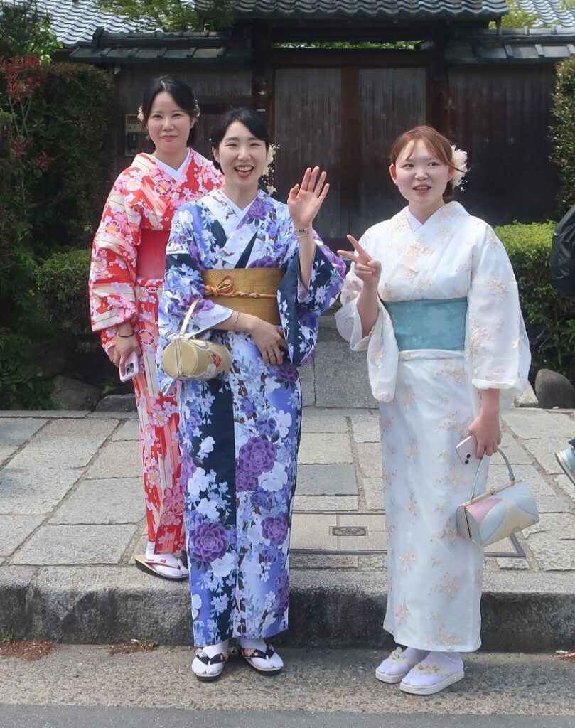 17_Young ladies in Japanese dress_Sue Brislen