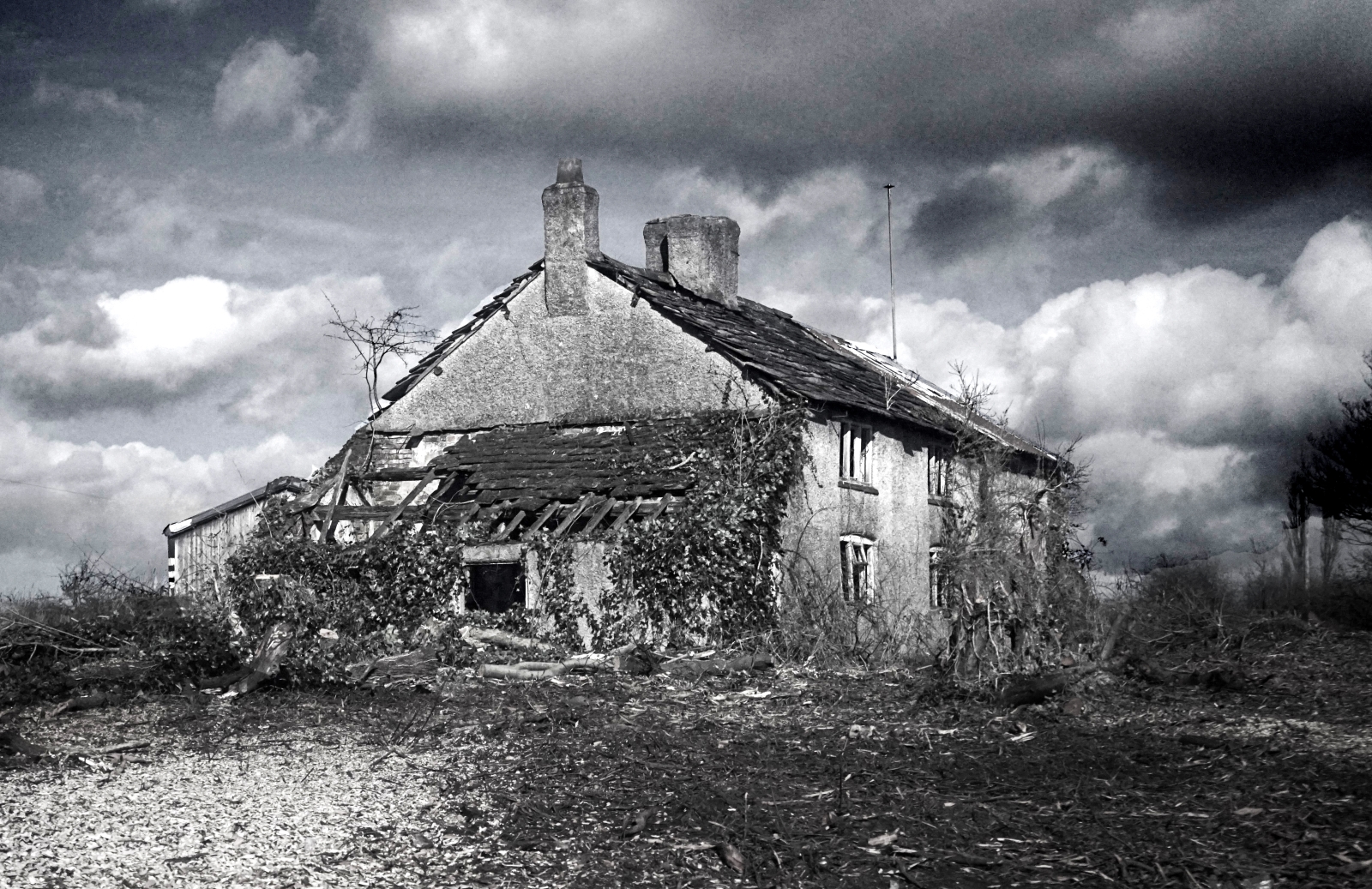 Derelict-Farm-House_James-Lowe
